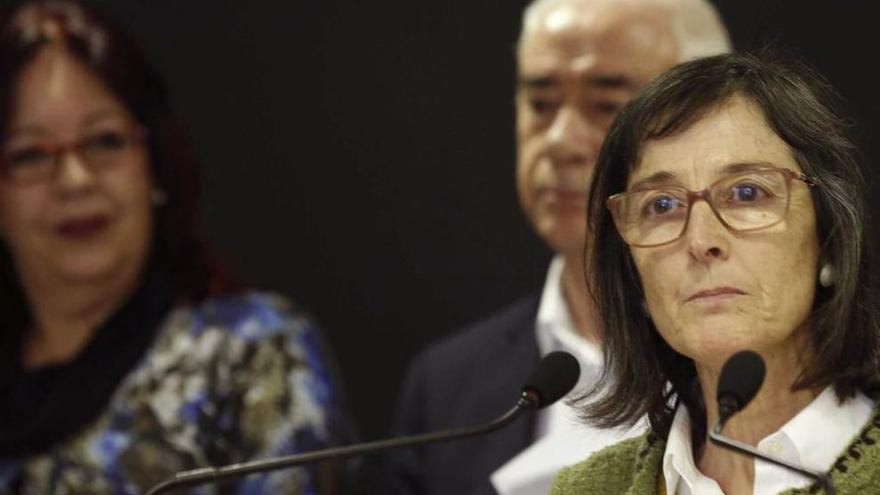 Victorina Fernández, directora de FP de Asturias -a la derecha-, durante la rueda de prensa. A su lado Manuela Armas, viceconsejera de Canarias, y Luciano Alonso, consejero de Andalucía .