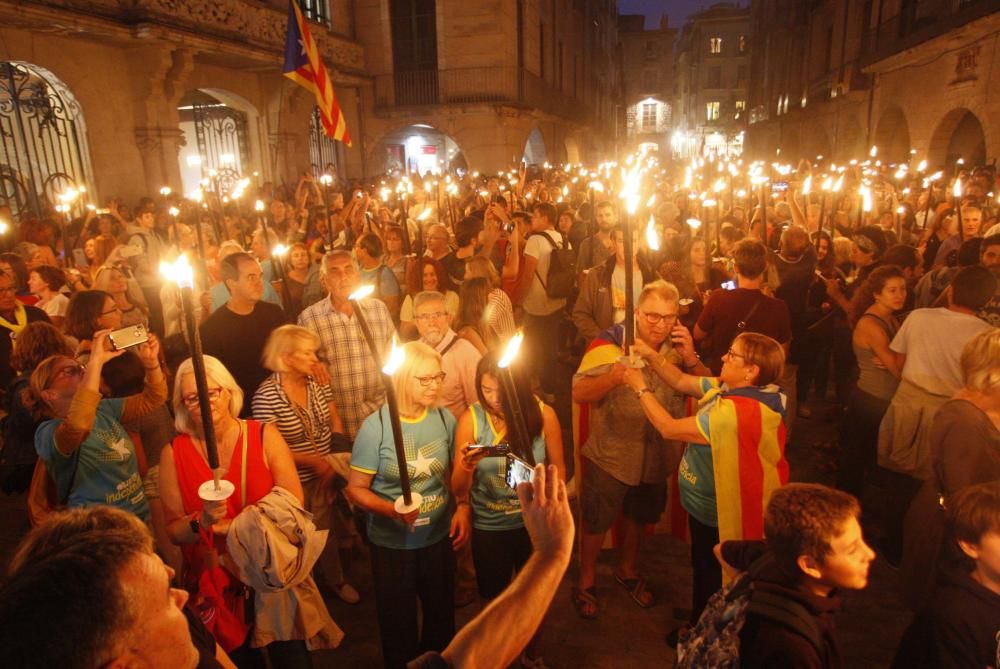 Marxa de torxes a Girona per commemorar el segon aniversari del referèndum de l'1-O