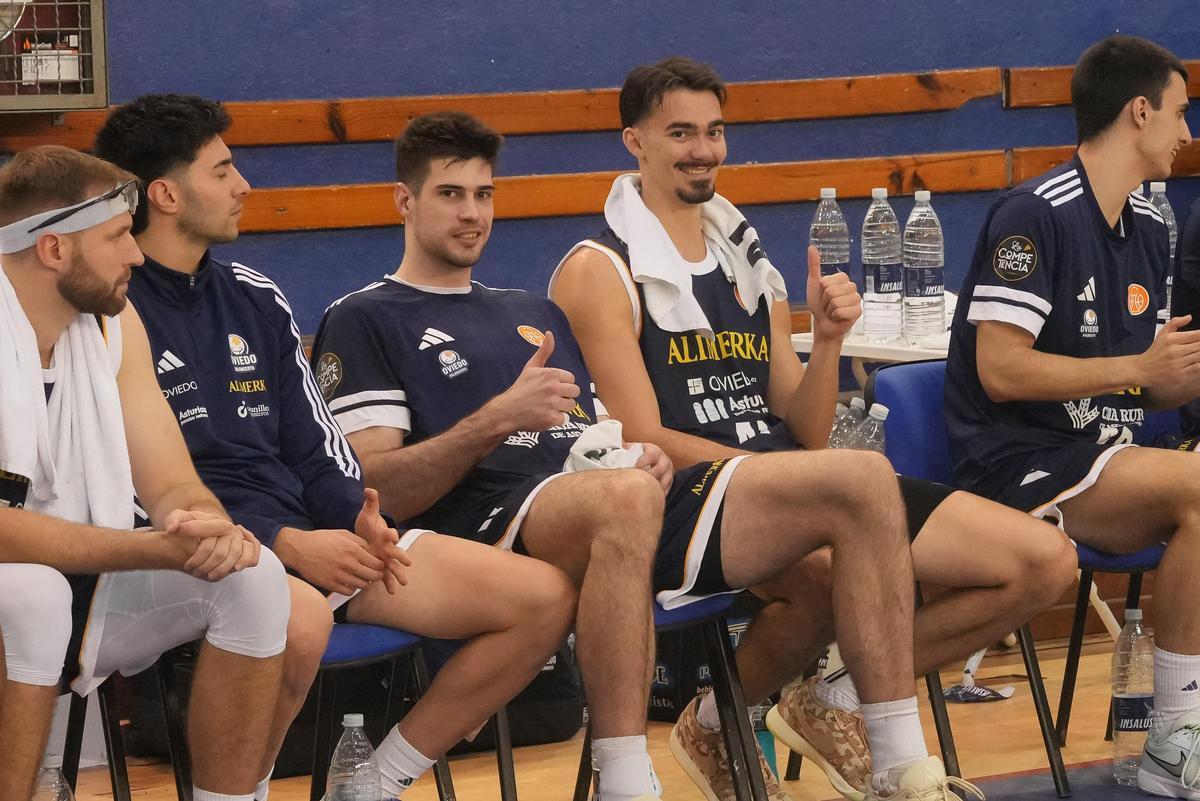 Alonso Faure y Roberto Cosialls, descansando en el banquillo del Gasca.