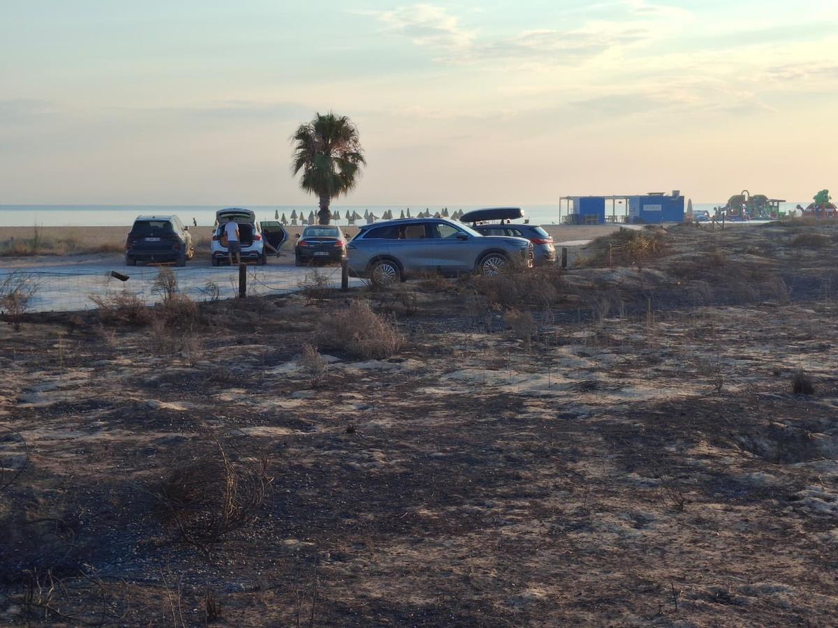 Un tramo de duna calcinado y escombros, abandono y cenizas: el estrago del incendio de Dénia junto a la playa del Raset