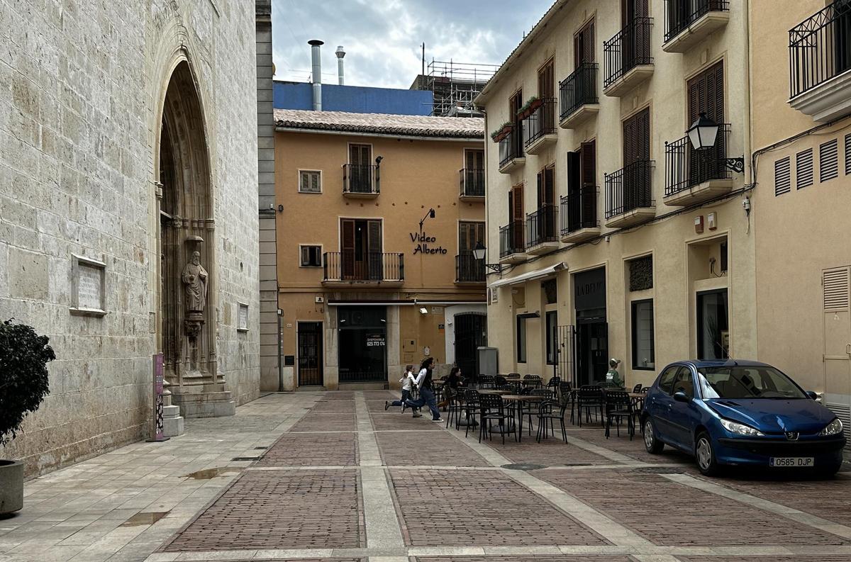 Puerta de los Apóstoles de la Colegiata.