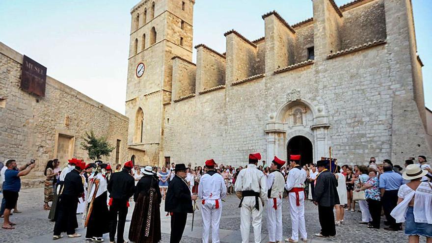 La catedral de Ibiza y una colla de ball pagès, en una imagen de archivo durante la celebración de las fiestas en agosto del año 2019. 