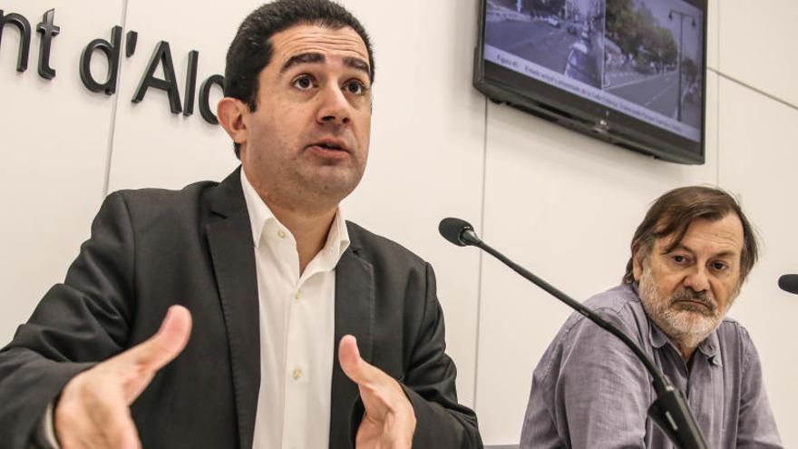 Toni Francés y Manolo Gomicia en el Ayuntamiento de Alcoy.