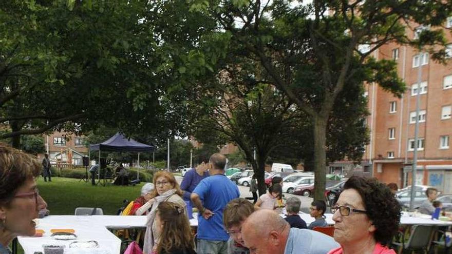 Comida vecinal en las fiestas de Nuevo Gijón