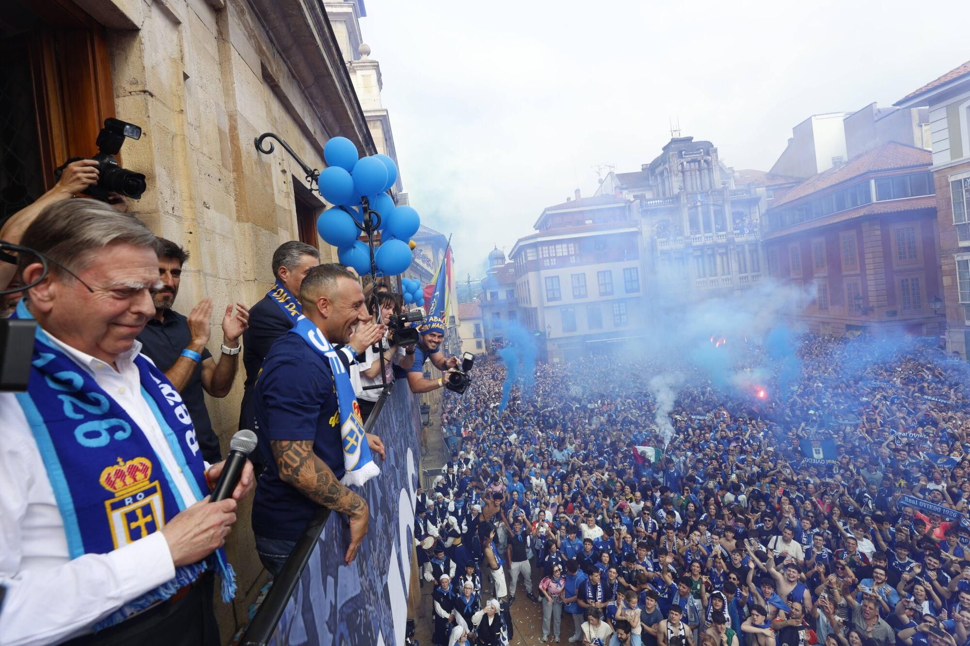 Locura azul en las calles de Oviedo para celebrar el ascenso del equipo a Primera División