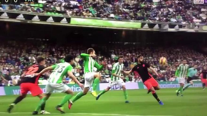 El árbitro no señala un penalti claro a favor del Valencia