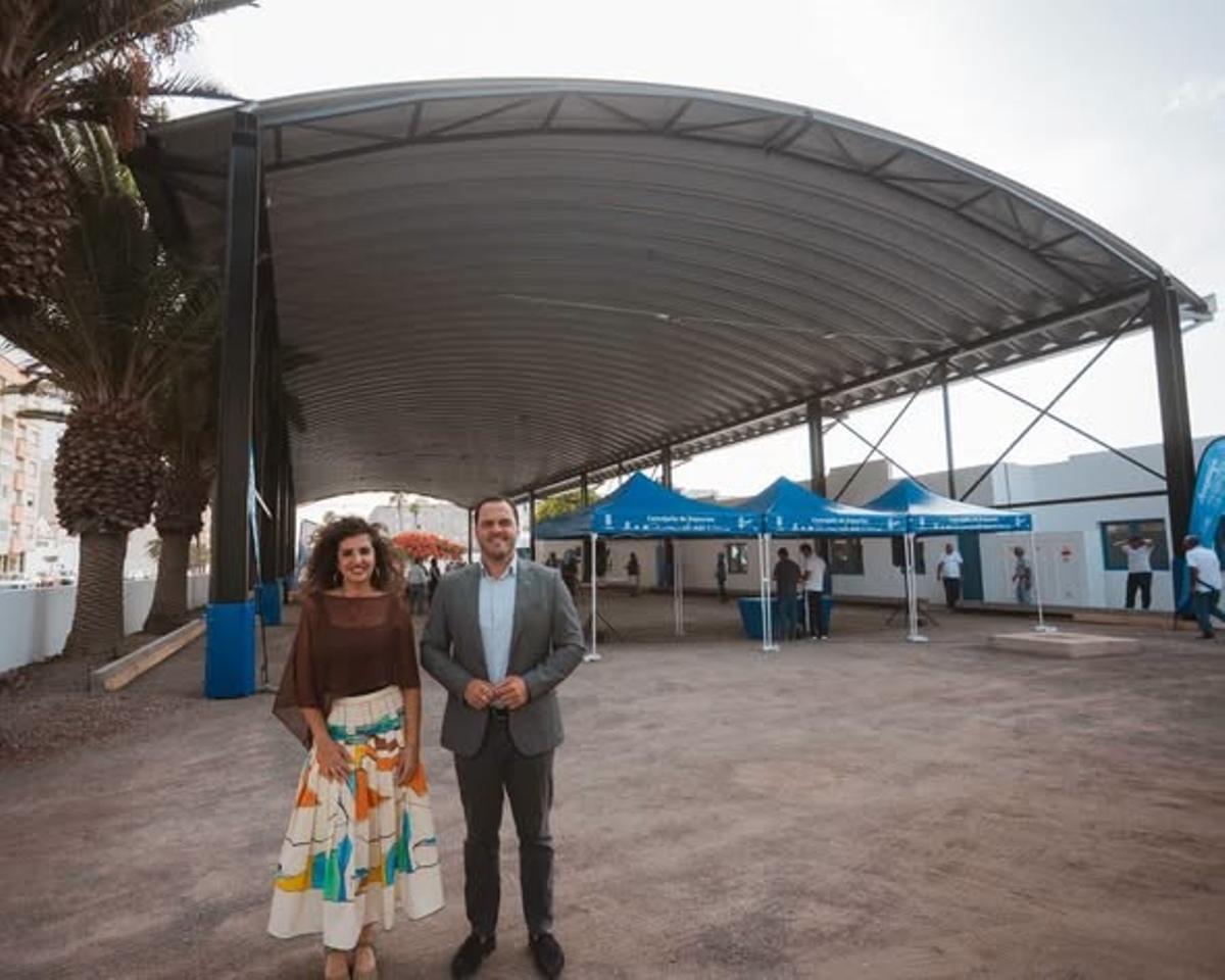 Eli Merino y Yonathan de León, en las instalaciones deportivas destinadas a la bola y petanca, que estrena zona cubierta en Arrecife