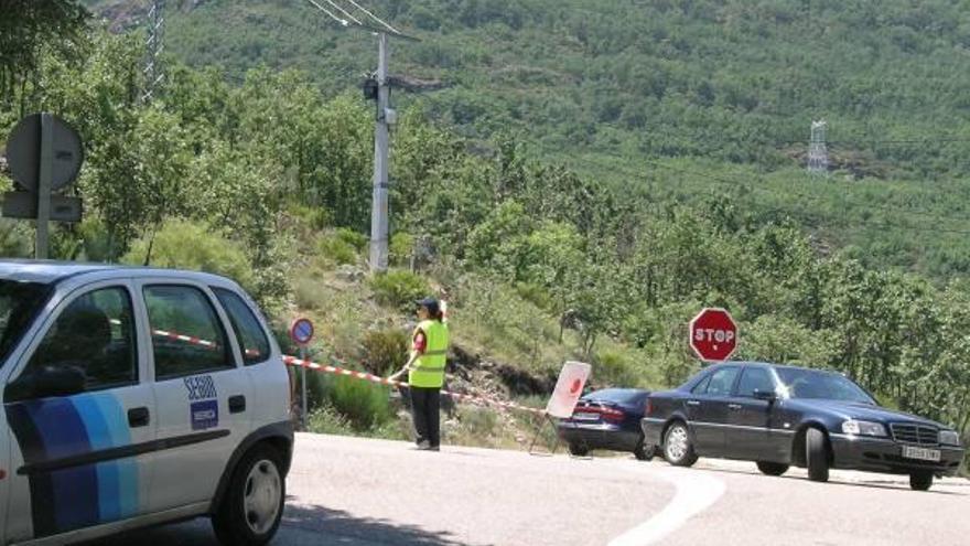 Una persona regula el tráfico en las inmediaciones del Lago.