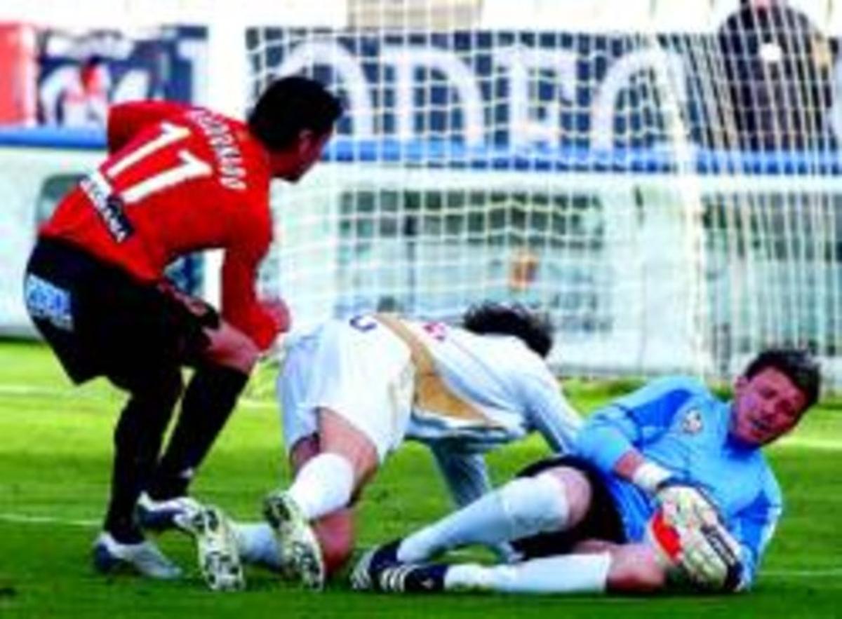 Maldonado no arriba a una pilota que atrapa el porter de l’Albacete, en una jugada del partit d’ahir. Maldonado no arriba a una pilota que atrapa el porter de l’Albacete, en una jugada del partit d’ahir.