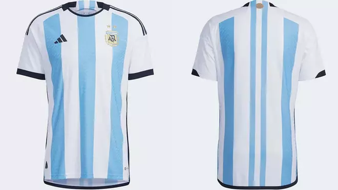 Argentina (local): La selección de Messi luchará por el Mundial con el clásico albiceleste con detalles marinos en el cuello y mangas, y con una franja central en la espalda que se inspira en la bandera