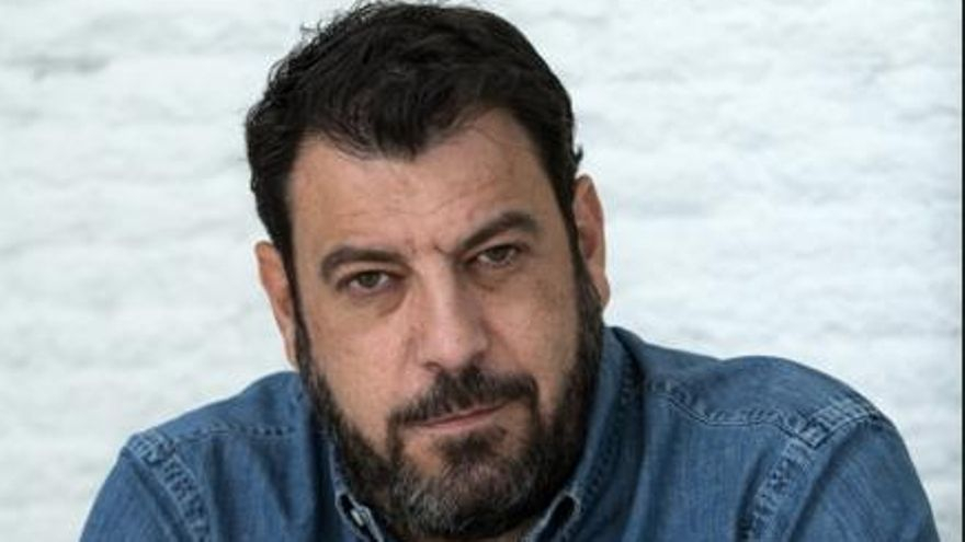 El escritor Santiago Díaz Cortés, que mañana presenta "Jotadé" en Bueu.