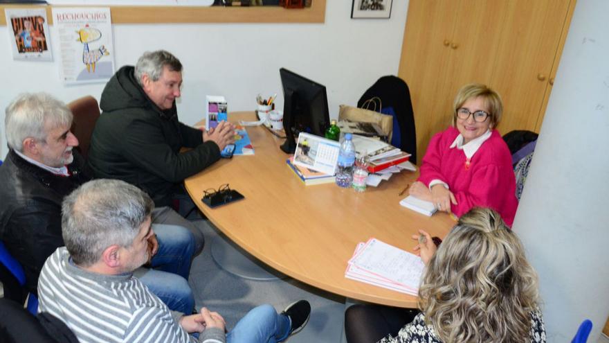 Coral Ríos, en la reunión con la Asociación de Hostaleiros de Moaña en el Concello. |   // G.N.