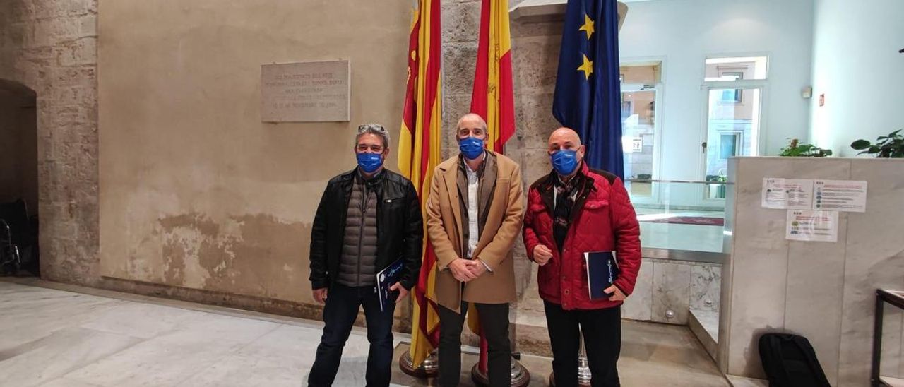 El alcalde, con representantes de las asociaciones de las playas, en Les Corts, este viernes.