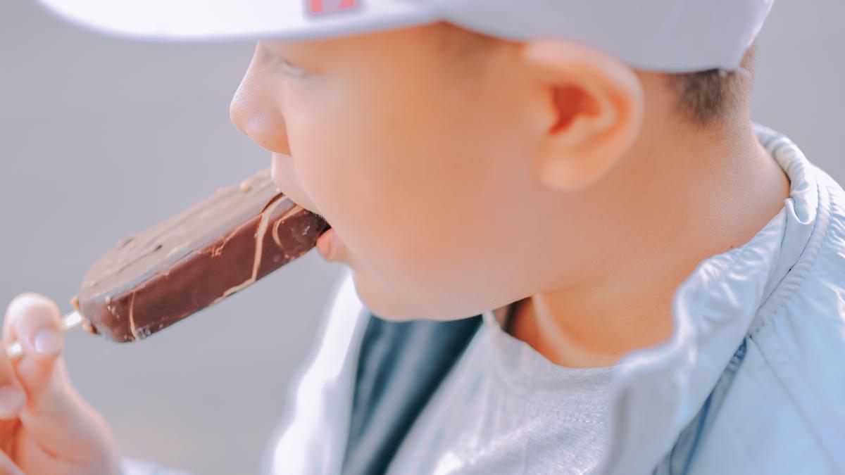 Un niño comiendo un helado