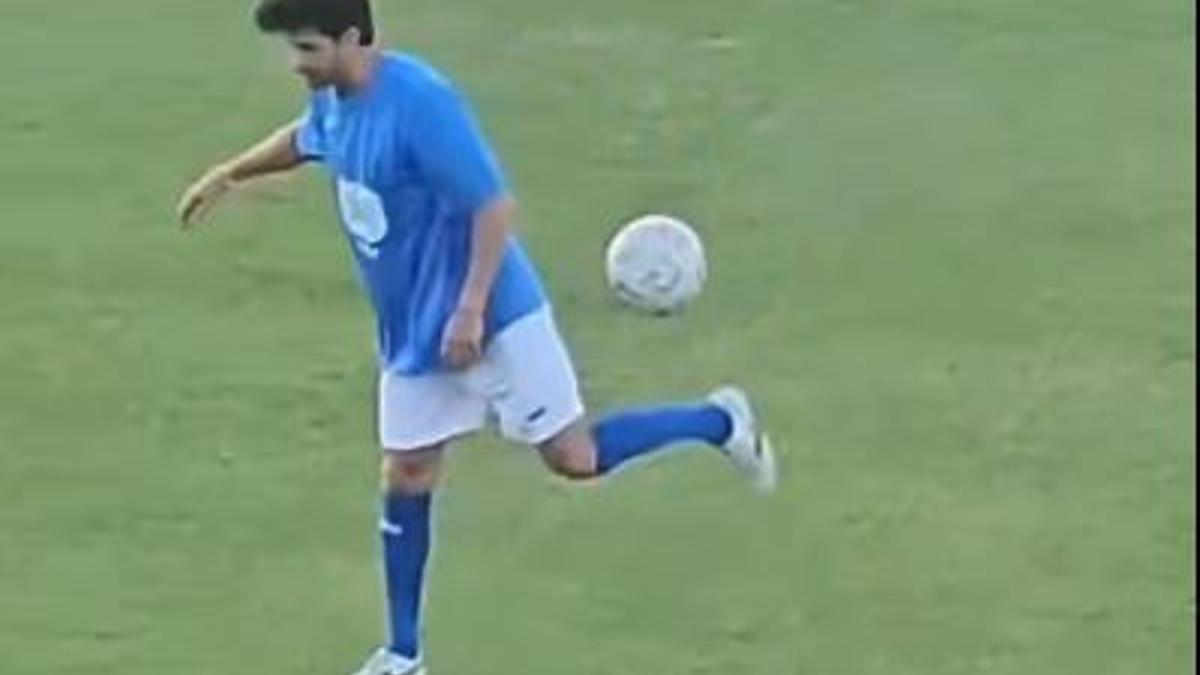 Pablo Aimar controla un balón de espuela en un amistoso benéfico