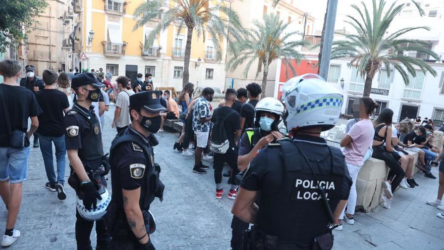 Despliegue policial en el centro de Alicante para hacer cumplir la normativa anticovid.