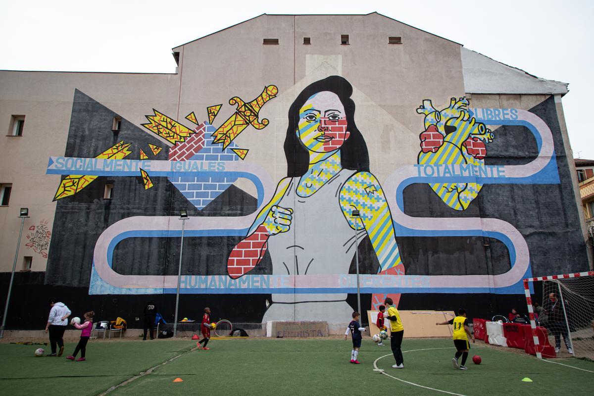 Grafiti de Toni Arribas en la calle Embajadores, 18 de Madrid, sede de Dragones Lavapiés.