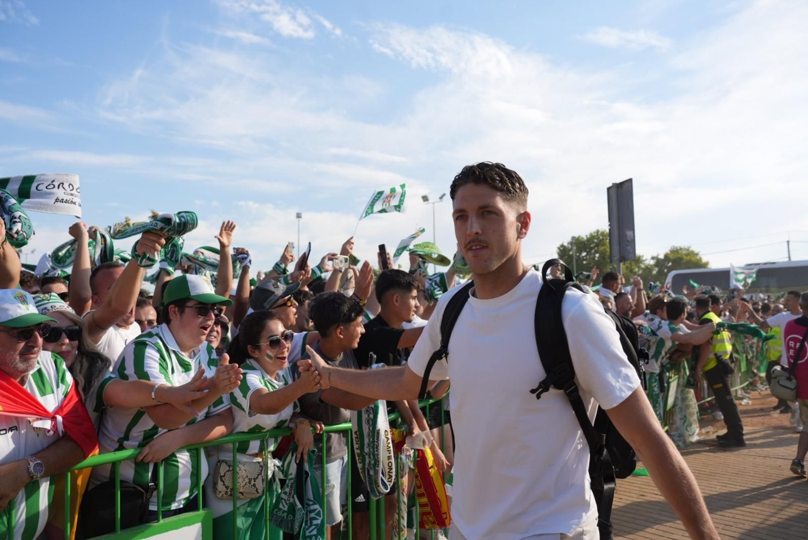 Así recibió la afición del Córdoba CF al autobús del equipo en El Arenal