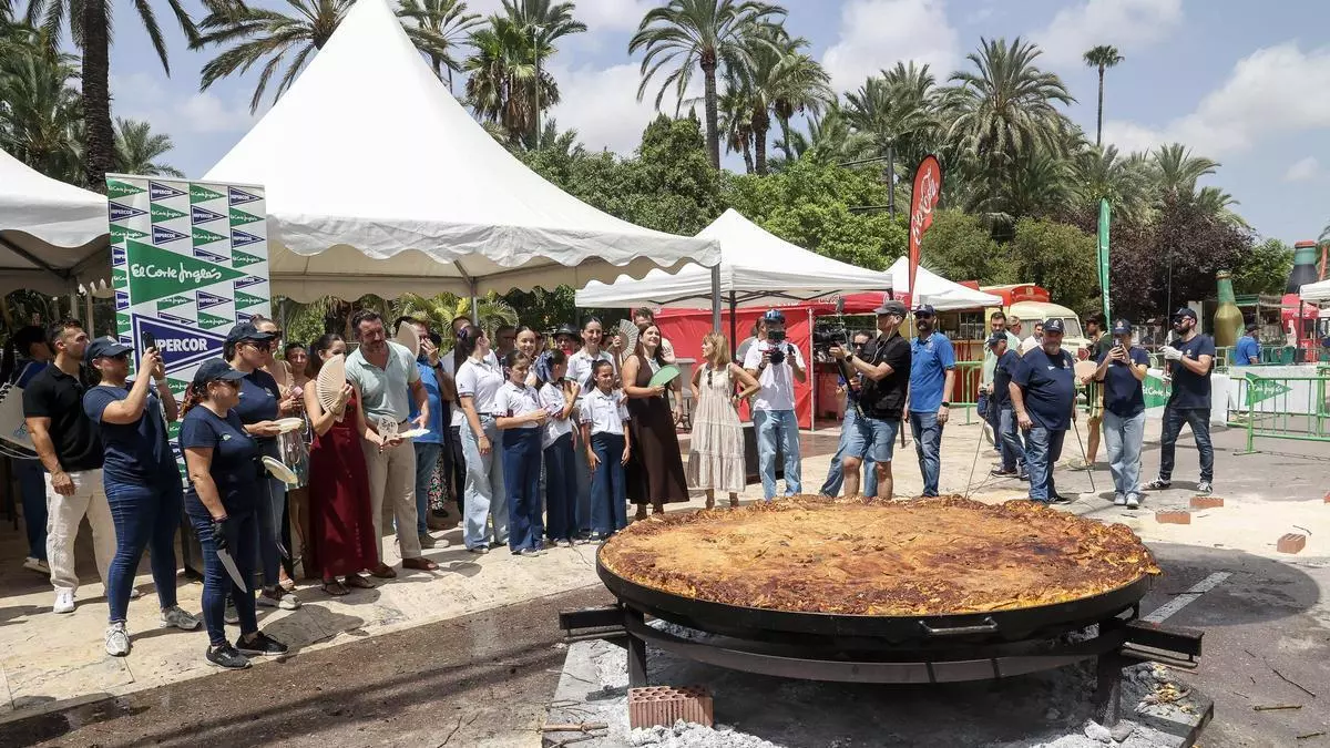 Los festeros de Elche desafían al calor entre brasas, costra y 5.000 raciones