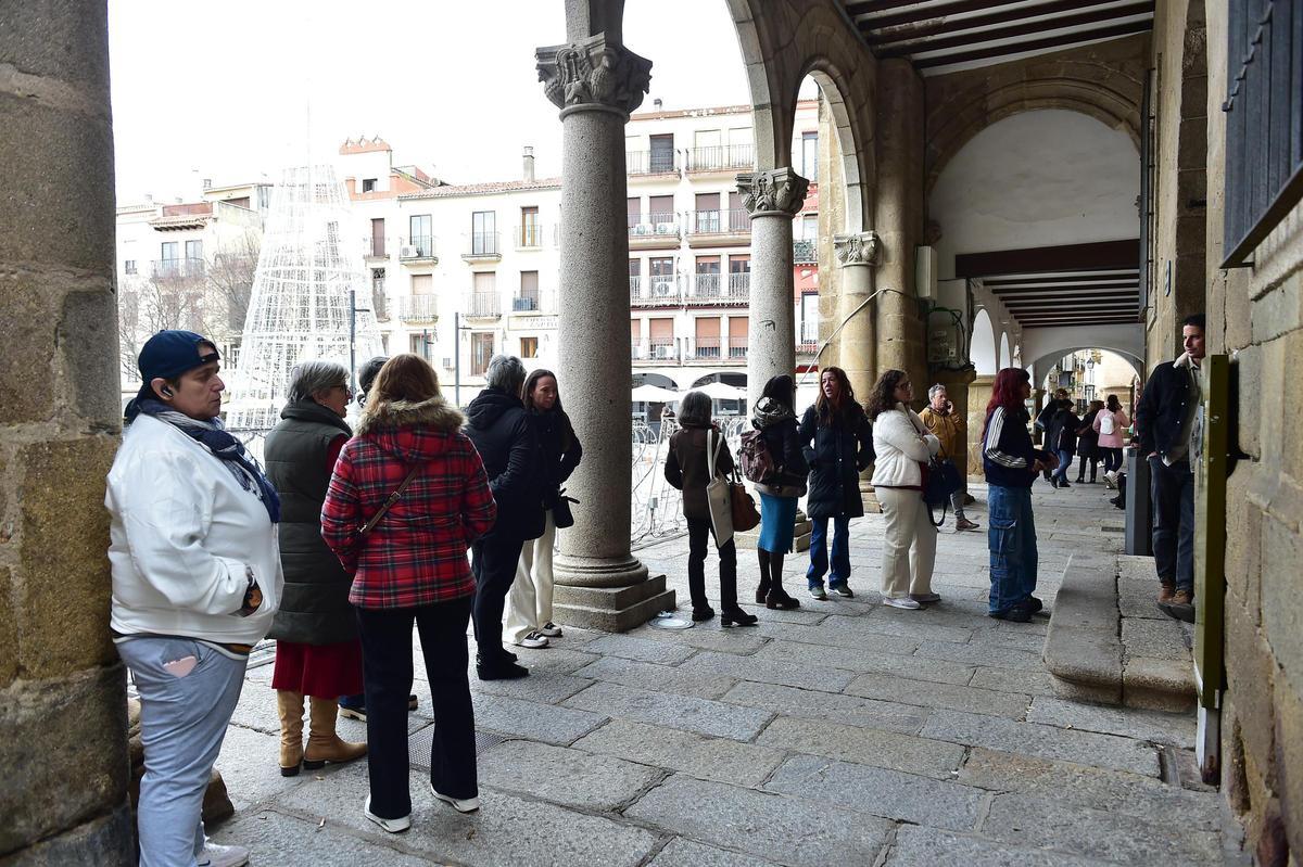 Cola para escribir en el libro de condolencias de Robe en Plasencia, este jueves.