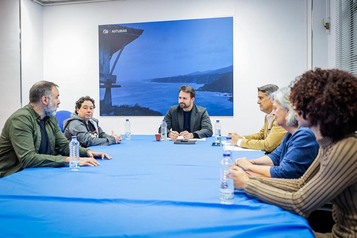 Álvaro Queipo, con el diputado Manuel Cifuentes a su derecha, reunido con las asociaciones que promueven la ley LGTBI.
