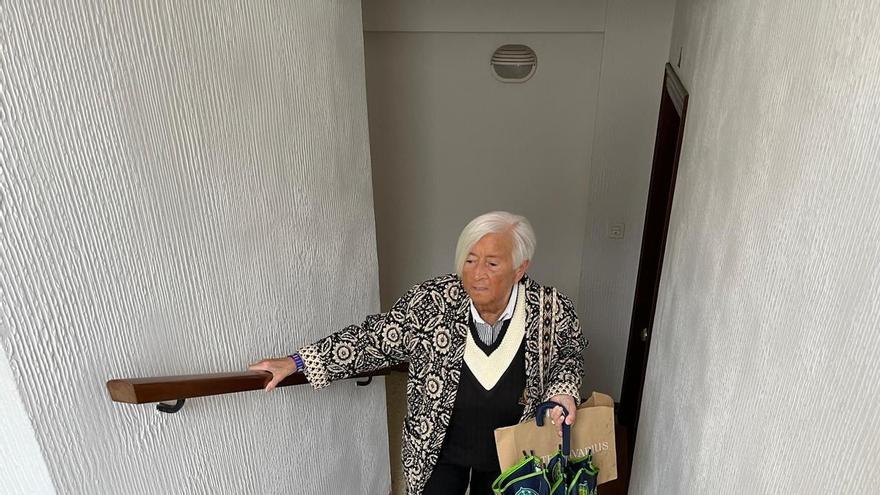Vecinos "secuestrados" en un edificio de Gijón de 13 plantas tras dos meses sin ascensores: "No nos avisaron del problema"