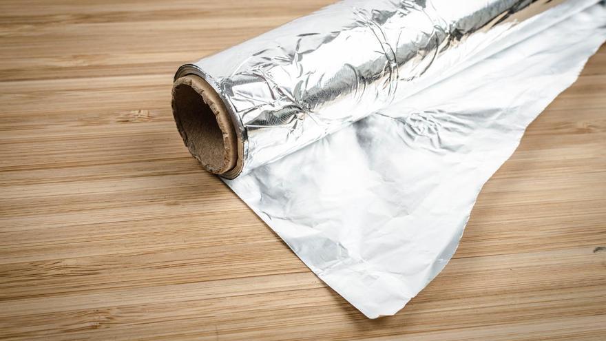 Cortar una esquina del papel de aluminio: la solución que cada vez hace más gente para limpiar en la cocina