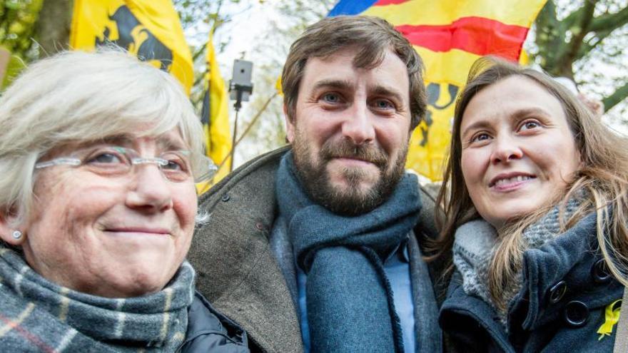 Clara Ponsatí (izquierda), exconsejera del Govern cesado