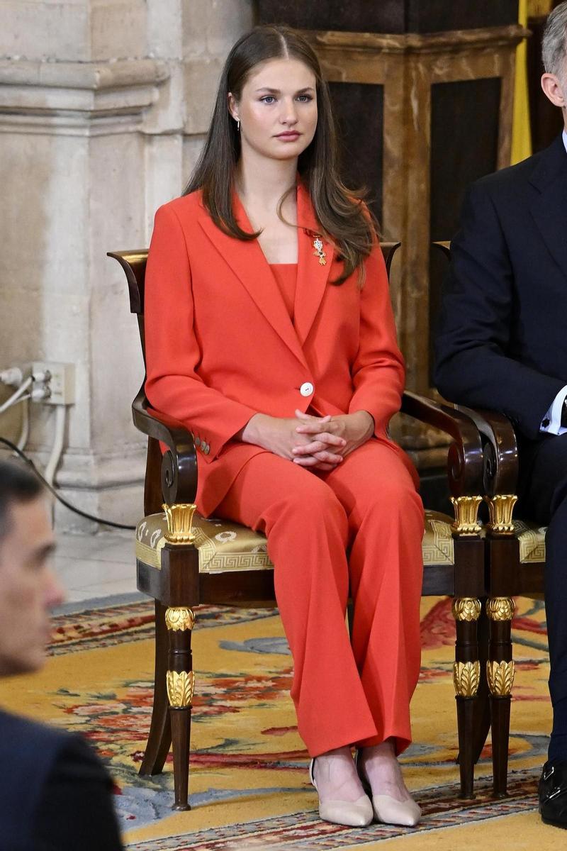 La princesa Leonor con traje rojo en el décimo aniversario de la proclamación de Felipe VI.
