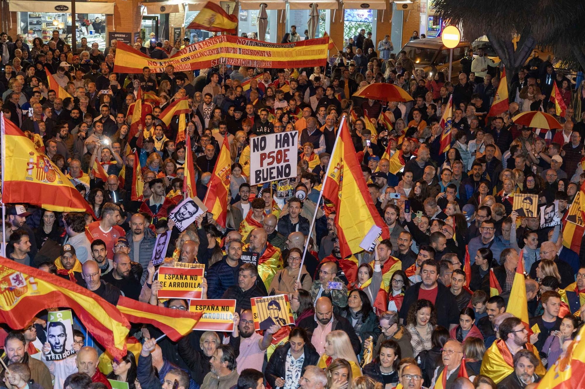 Concetración contra la amnistía en la sede del PSOE de Alicante
