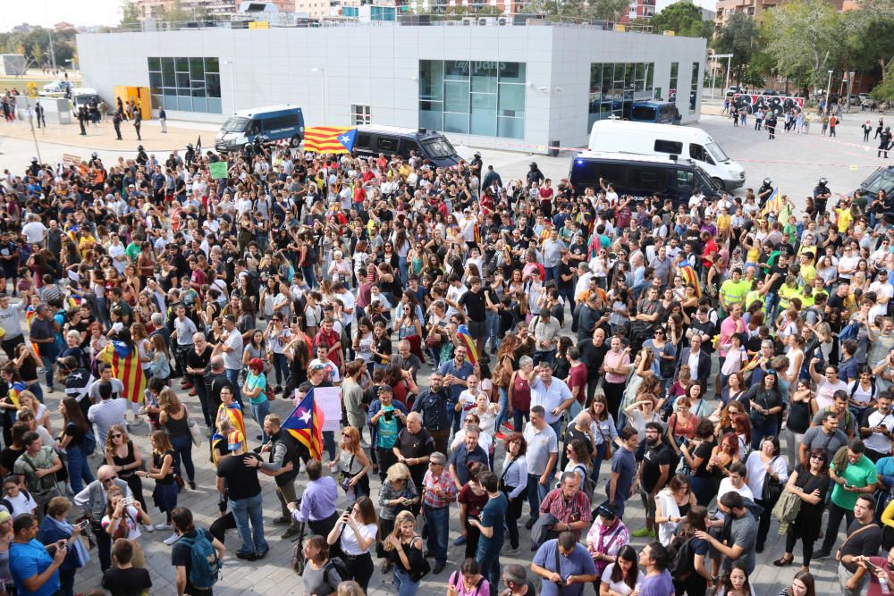 Els manifestants ocupen l'estació de tren a Girona i tallen la circulació