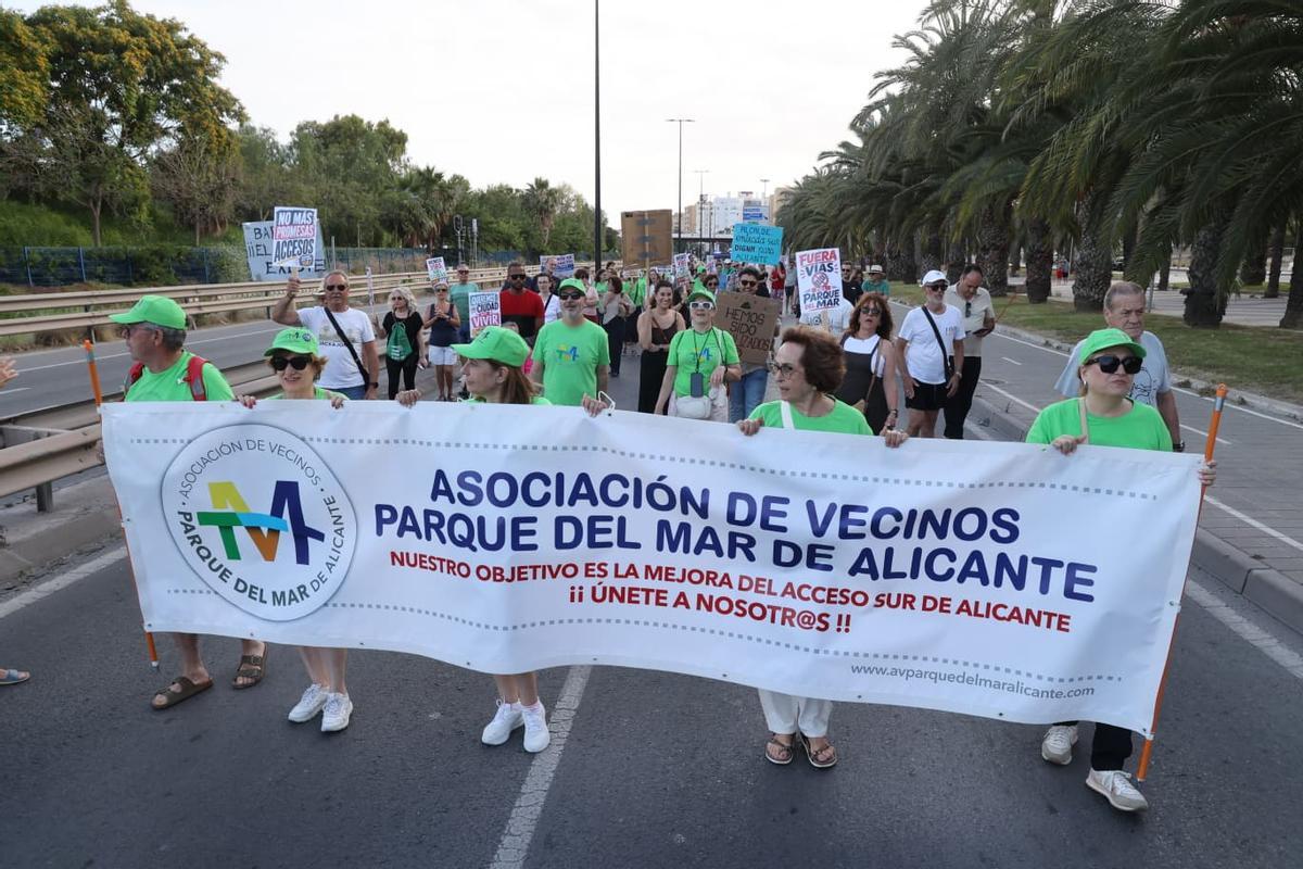 Manifestación por la retirada de las vías del Parque del Mar de Alicante.