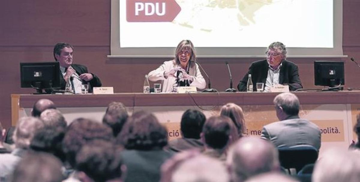 Ponents.D’esquerra a dreta: Ramon Torra, gerent de l’AMB; Núria Marín, alcaldessa de l’Hospitalet; i Antonio Balmón, vicepresident de l’AMB, dijous passat. Ponents.D’esquerra a dreta: Ramon Torra, gerent de l’AMB; Núria Marín, alcaldessa de l’Hospitalet; i Antonio Balmón, vicepresident de l’AMB, dijous passat.