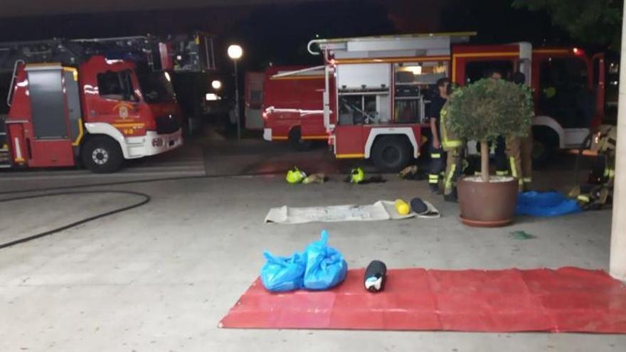 Los bomberos a las puertas del Hospital General de Alicante esta madrugada