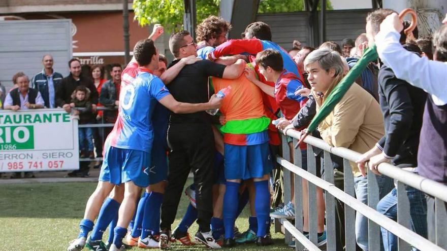 Los jugadores del Langreo celebran uno de los tantos de la remontada ante el Alcalá.