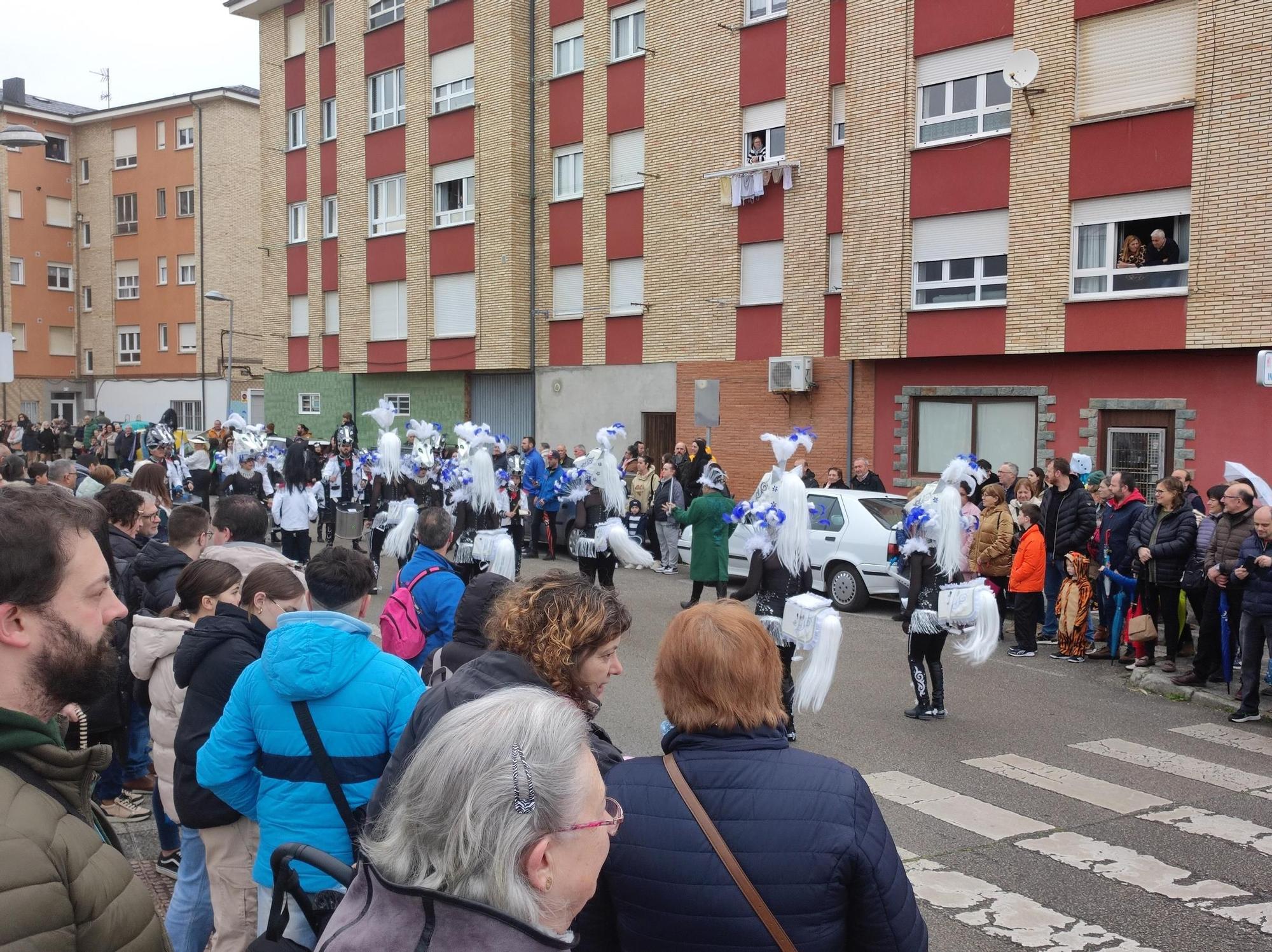 En imágenes: Las calles de Tapia se llenan para ver su vistoso desfile de Carnaval