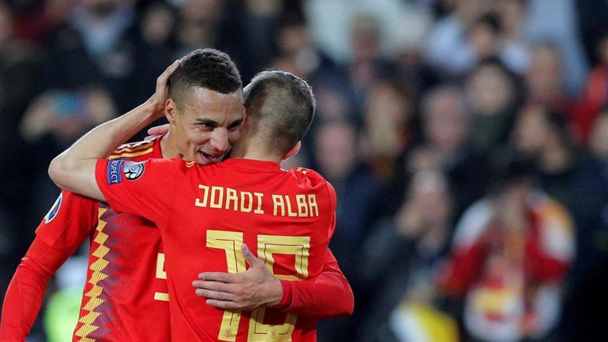 Rodrigo agradece a Jordi Alba la asistencia del 1-0