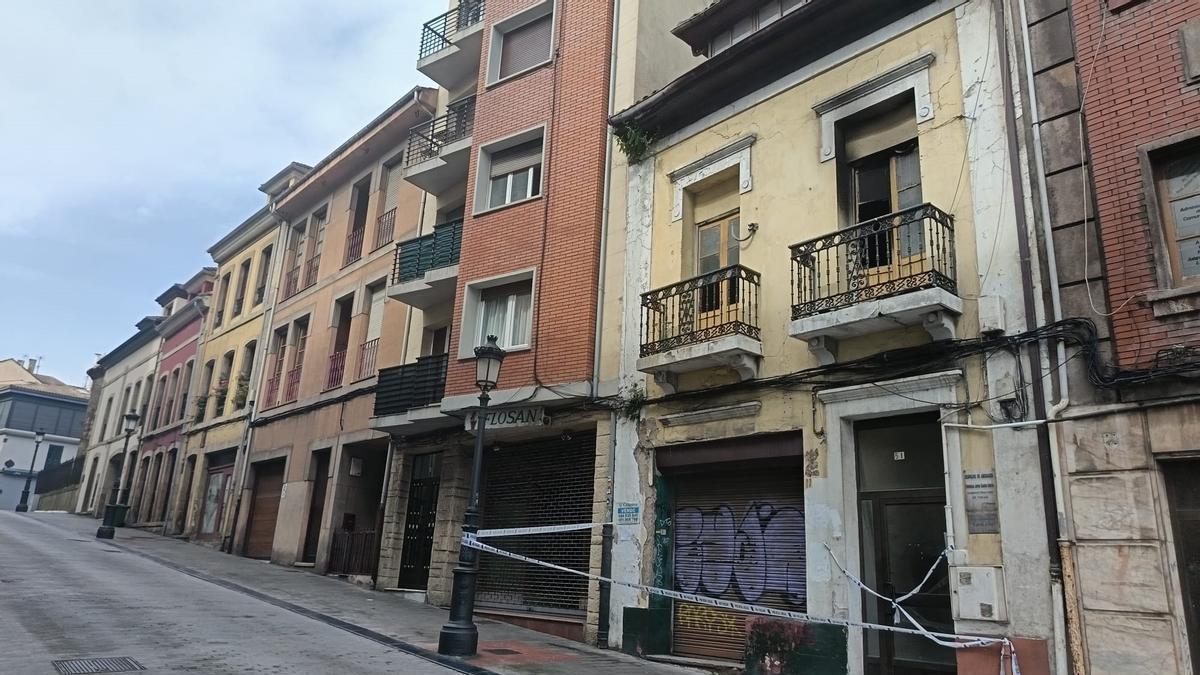 El edificio, precintado, en el que se produjo el incendio.