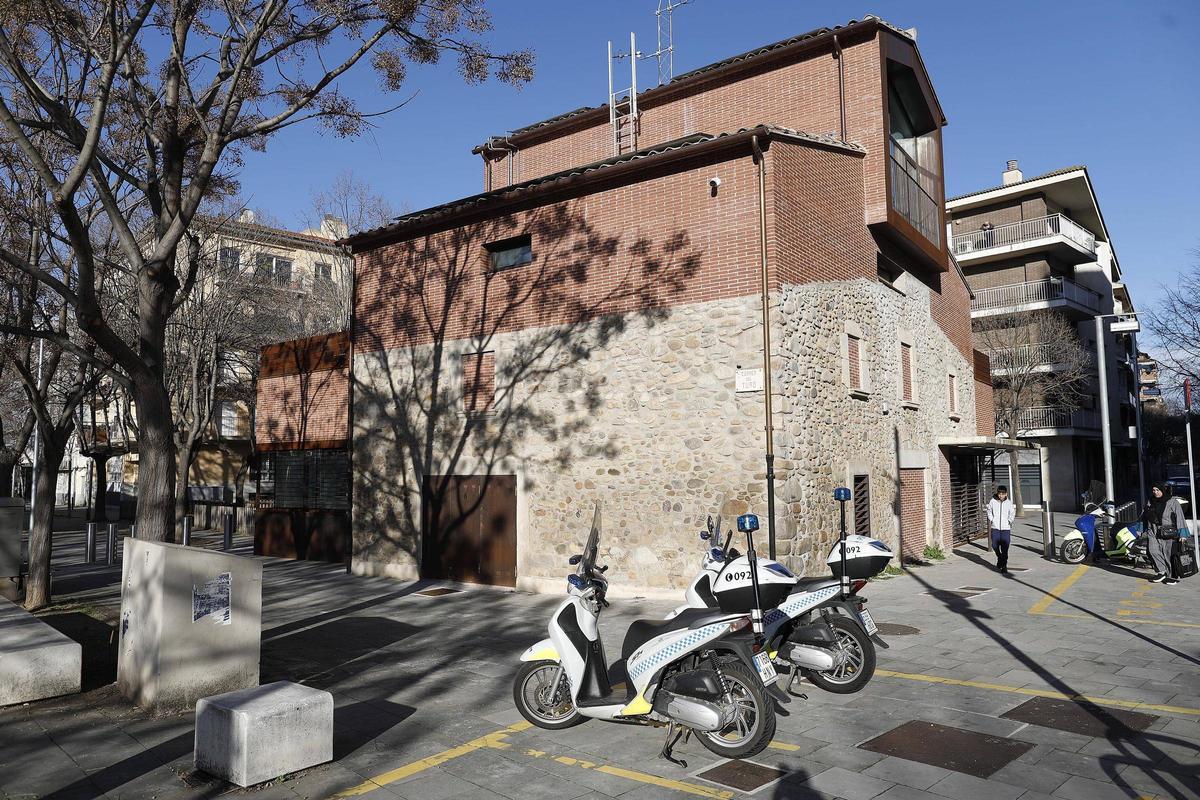 Els exteriors de la comissaria, amb dues motos de la Policia Municipal.