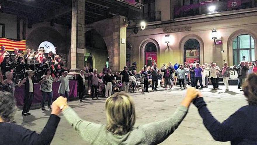Ball de sardanes a la plaça Major de Solsona abans de la pandèmia