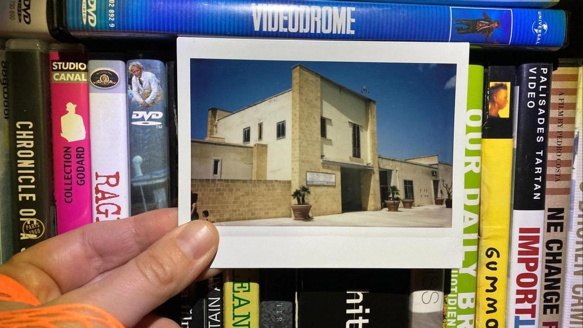 En la polaroid, la inesperada sede siciliana del tesoro de Kim's Video.