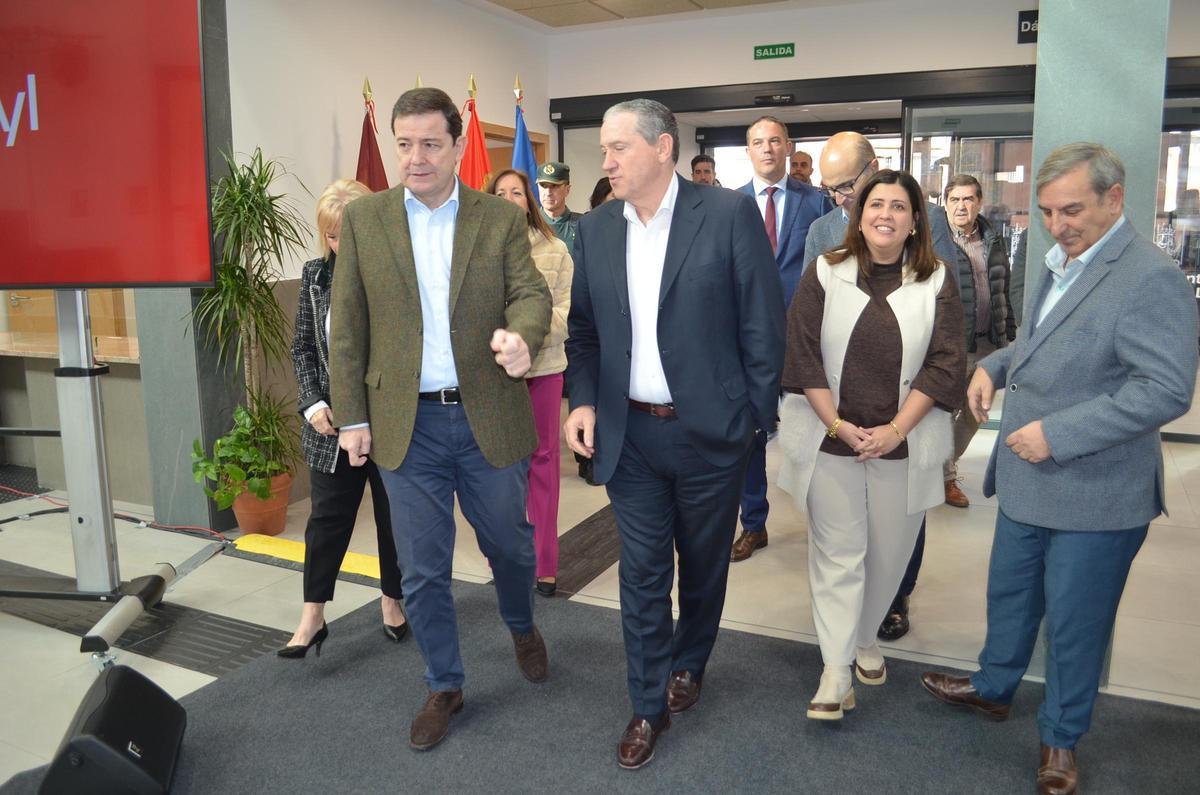 Visita a la estación de autobuses de Benavente del presidente de la Junta, acompañado del presidente de Diputación de Zamora y alcaldesa de Benavente.
