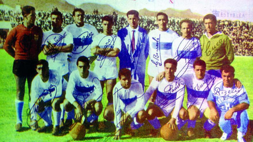 El Tenerife el 24 de abril de 1961, en su último partido en el Heliodoro -ganó 5-0 al Málaga-, antes de ascender en Almendralejo. Arriba, de izquierda a derecha: Ñito, Colo, Correa, Álvaro, Heriberto Herrera (entrenador), Borredá, Villar y Cuco. Abajo: Zubillaga, Santos, José Juan, Padrón, Domínguez y Rogelio (masajista).