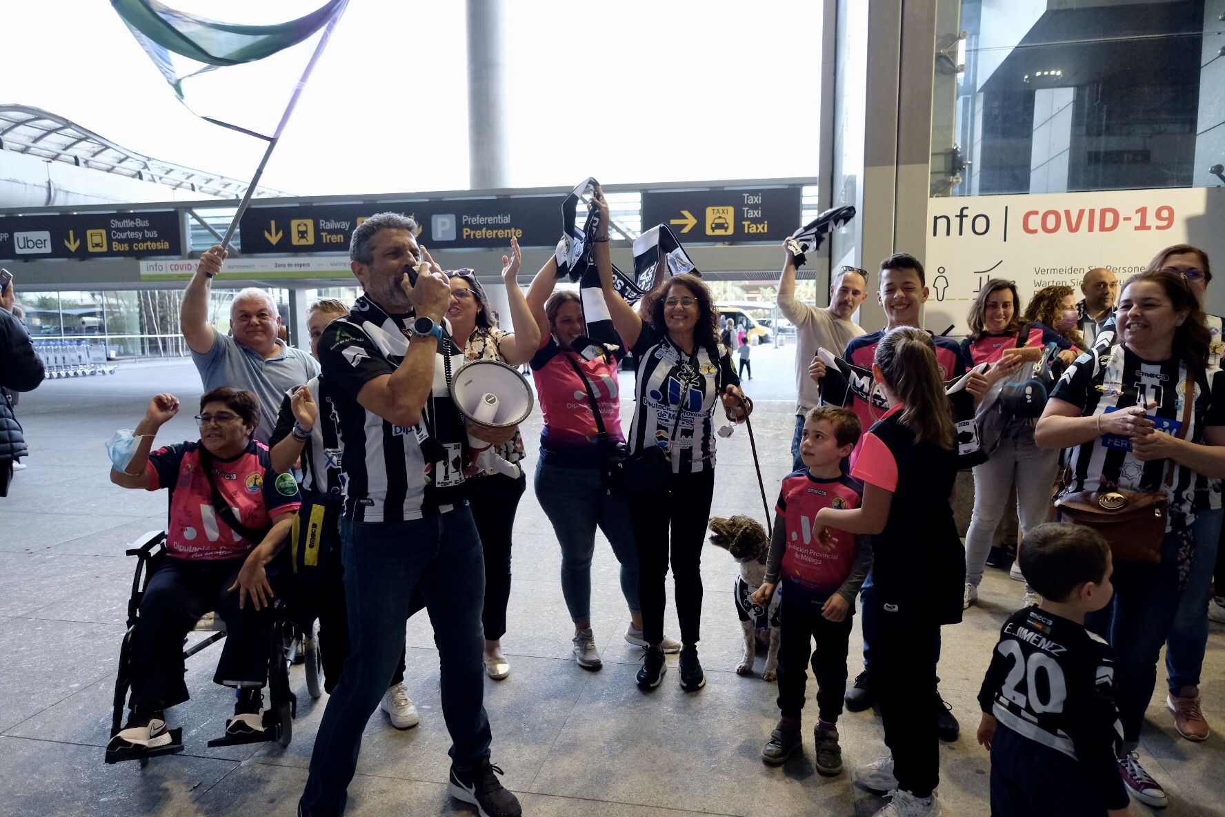 Las campeonas de la Copa de la Reina del BM Costa del Sol son recibidas en el aeropuerto