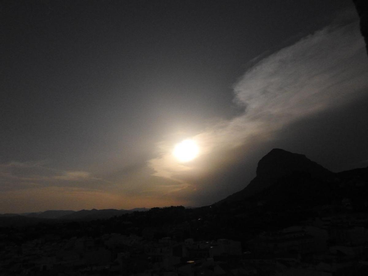 Un eclipse celestial: así se vio desde la torre de la iglesia gótica de Sant Bertomeu de Xàbia