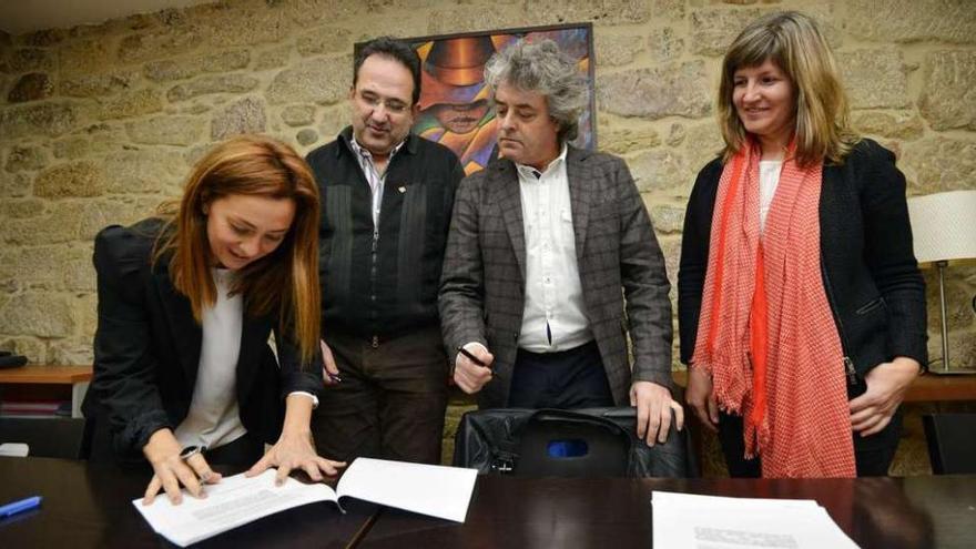 Momento de la firma del convenio en el Centro de Negocios de Pontevedra. // Gustavo Santos