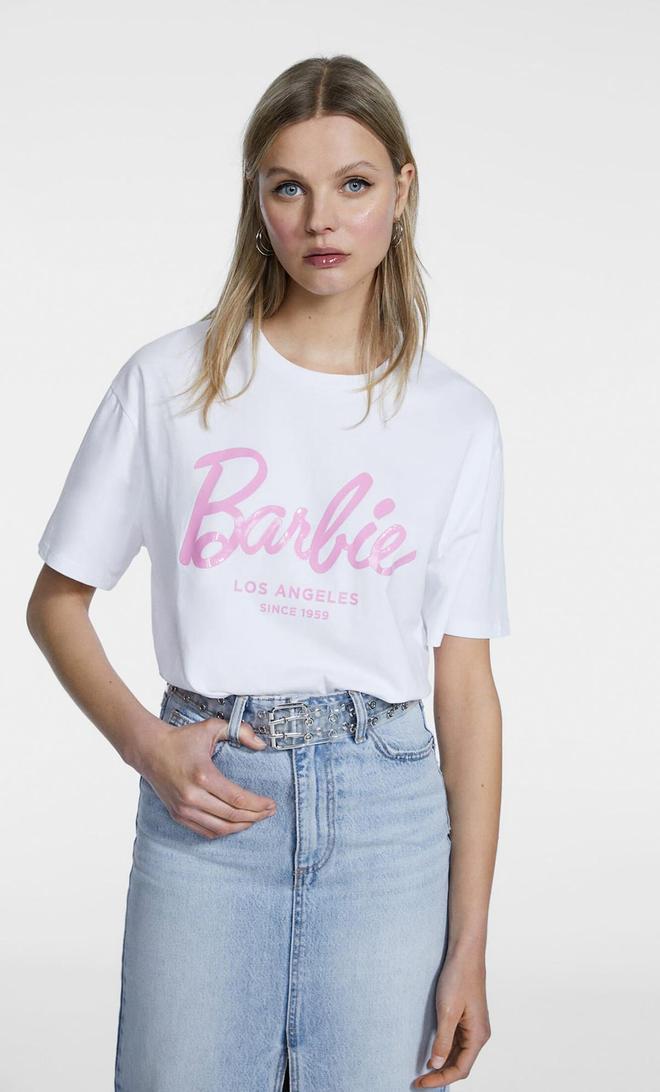 Camiseta blanca con logo rosa de Barbie, de Stradivarius