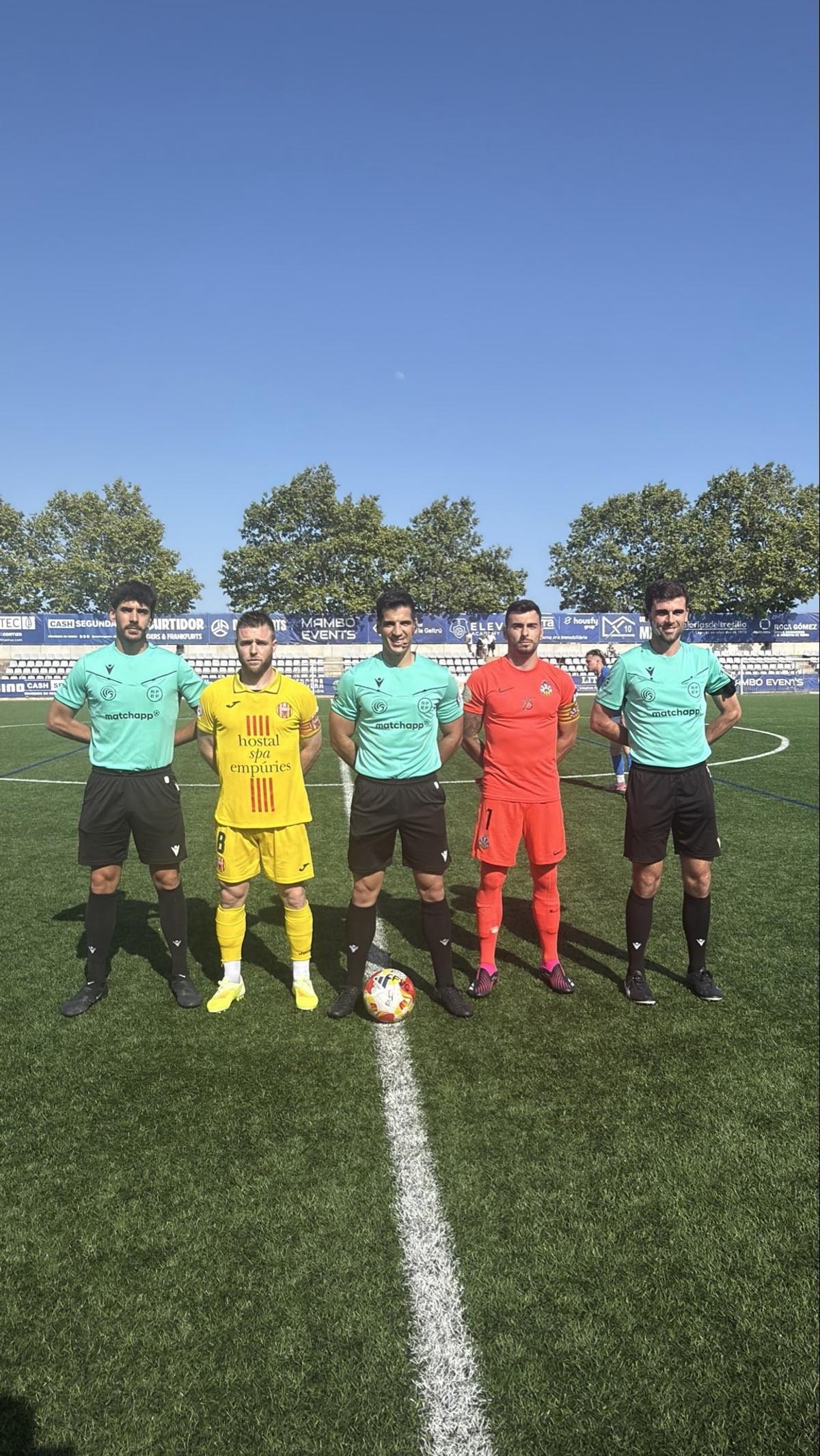 Els capitans, Gelmà i Alfonso, amb l'equip arbitral abans del partit.