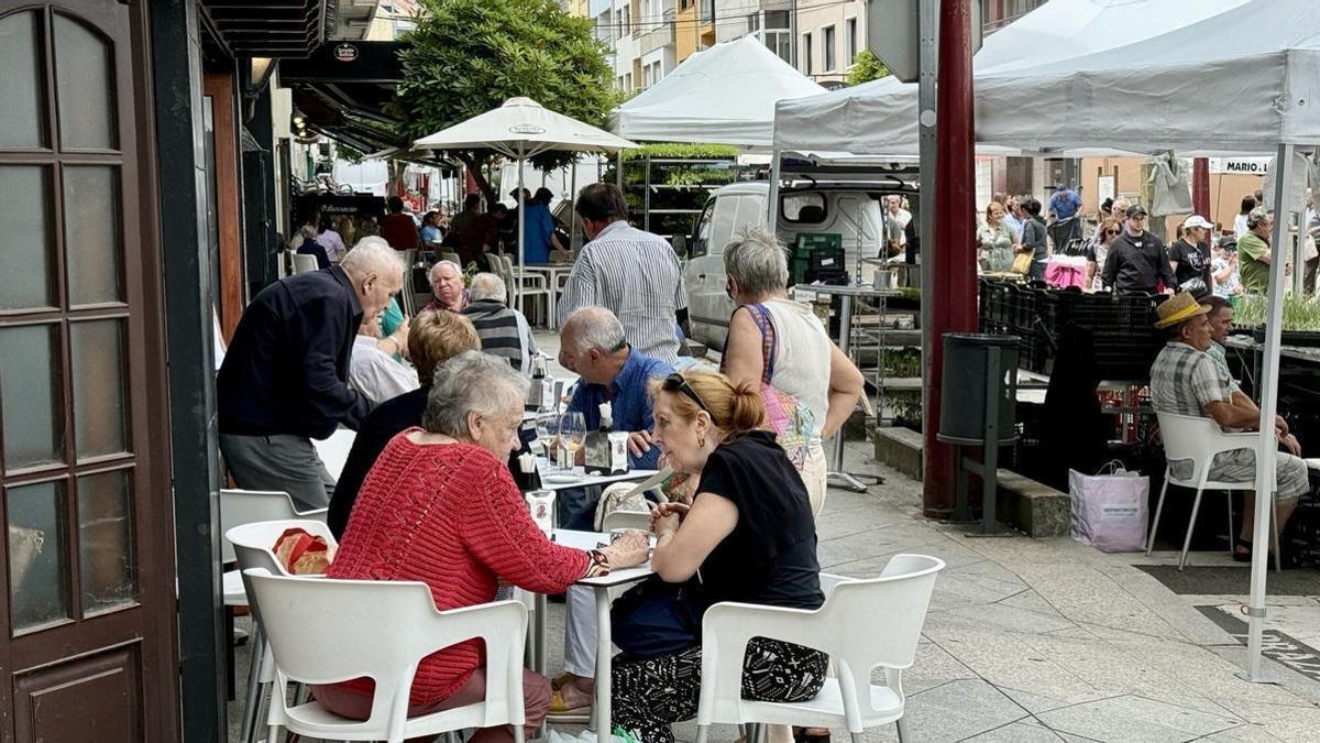Clientes en una terraza de Lalín.