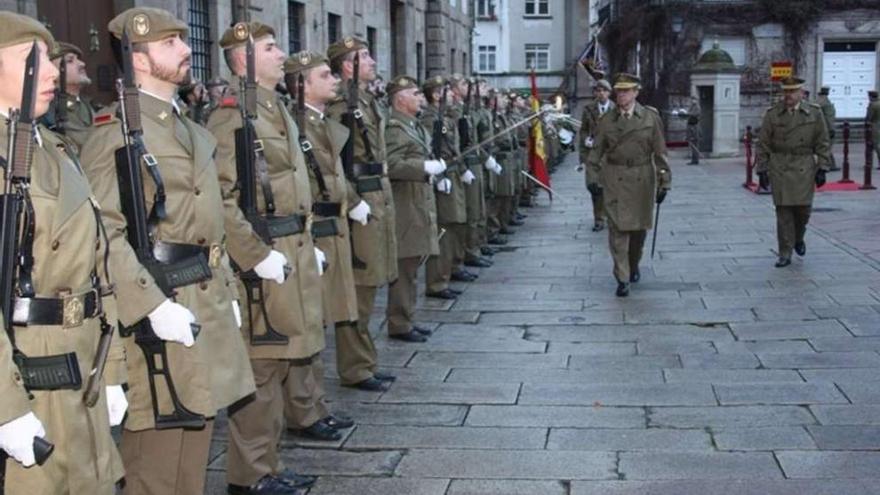 El jefe del Estado Mayor del Ejército en una visita al cuartel general de la Fuerza Logística Operativa de A Coruña. l. o.